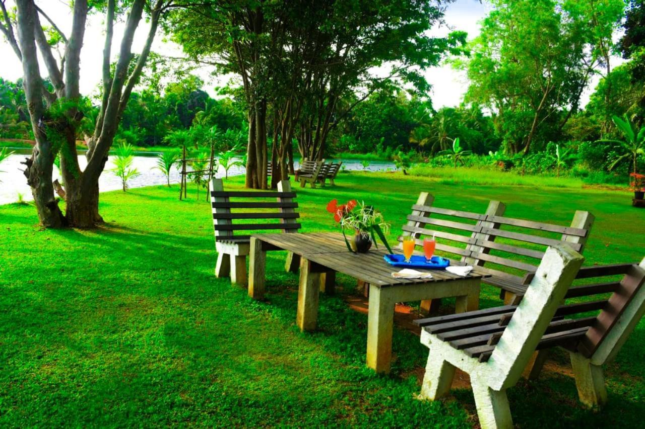אודוואלאווה Canal Side Safari Resort מראה חיצוני תמונה